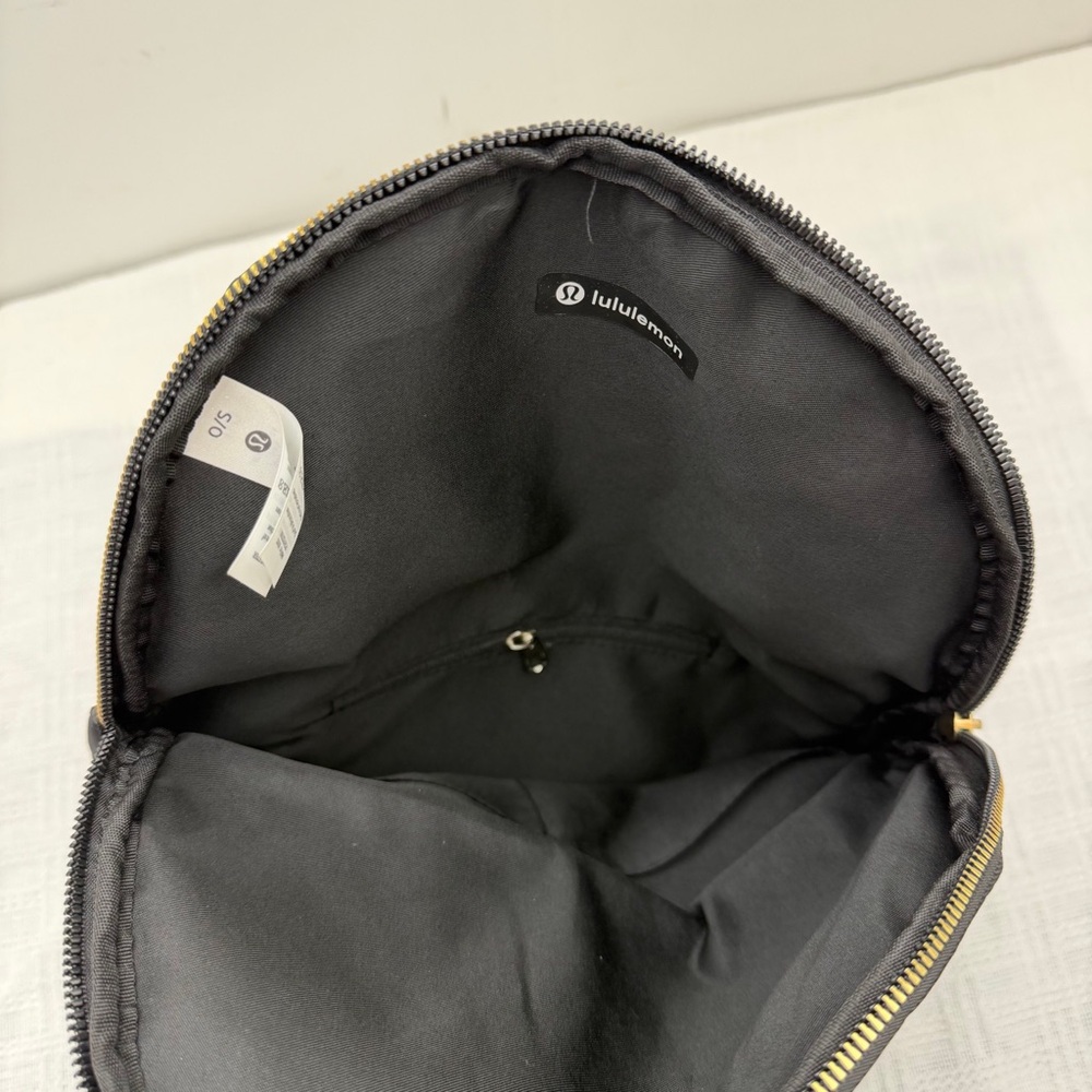 Lululemon athletica Festival Bag 5L • Black/Gold • New - Picture 6 of 6